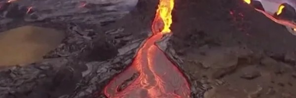 Kako izgleda spremanje hot doga na užarenoj vulkanskoj lavi