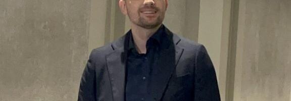 ČISTA ELEGANCIJA! Mirza Selimović u zavodničkom izdanju stigao na koncert! Jedan detalj posebno privlači pažnju! (GALERIJA)