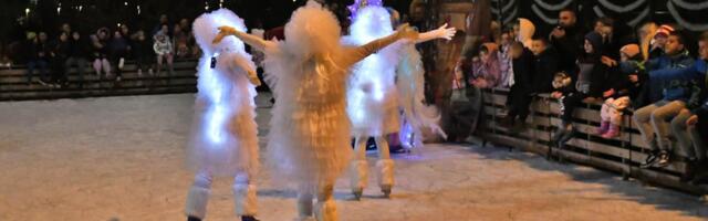 VATROMET I DEDA MRAZ NA KLIZALJKAMA: Zvanično otvoreno klizalište na Lagatoru