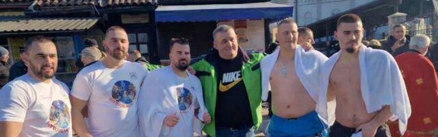 Da li je ovo najlepša slika za Bogojavljenje: Četvorica braće zajedno sa ocem plivaju za Časni krst