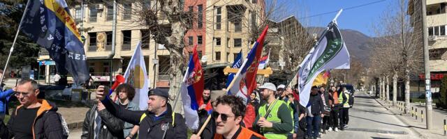 Studenti i građani krenuli iz Vranja prema Bujanovcu, automobil naleteo na kolonu (FOTO)