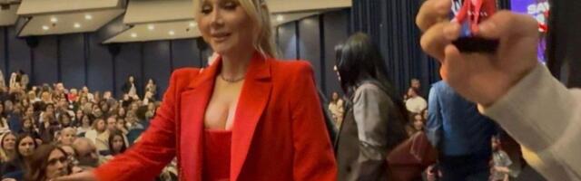 Miškovićeva snajka u prvom redu, Prijovićka utrčala: Poznate dame same na Marijinom koncertu