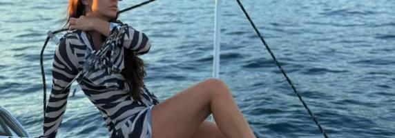 PEVAČICA TRAŽILA BIZARAN POKLON OD DEČKA: On joj kupio, a onda joj se prodavac obratio: Ne znam da li ste luđi vi, ili taj što vam je kupio...