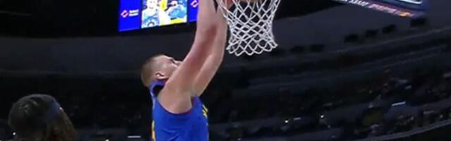 Ovako izgleda kada Nikola Jokić zakucava: Srbin dobio "autoput" do koša, pa oduševio navijače u Koloradu