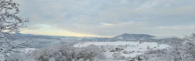 Planinari nedaleko od Srbije snimili prizor kakav se retko viđa: Zveri trče po snegu, ne mare za kamere