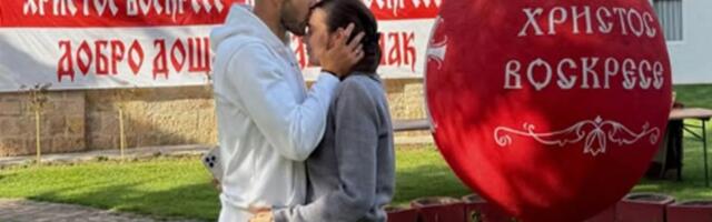 Navijači Partizana su ga voleli, za Uskrs posetio rodno selo na Kosovu, pred crkvom poljubio suprugu u glavu