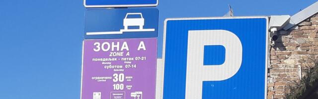 Da li je realno da neko OVAKO parkira "smarta" u Srbiji? Slika napravila lom, taguju se u potrazi za vozačem