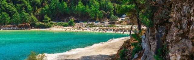 Srbi gledaju i ne veruju: Da li je ovo najjeftinija plaža u Grčkoj? Za 5 evra dobijete sve (FOTO)