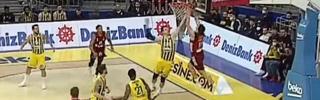 Brutalno zakucavanje Lučića! Alej-up preko Veselog uzdrmao konstrukciju koša, ali nije slomio Fener (VIDEO)