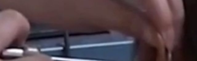 U strašnim bolovima se javila doktoru, a hirurg joj nekoliko minuta kasnije izvadio BUBAŠVABU iz uveta! (UZNEMIRUJUĆI VIDEO)