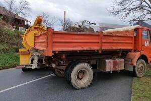 Кфор уклања тешка возила у општини Звечан, привремено се затвара пут ка Јарињу