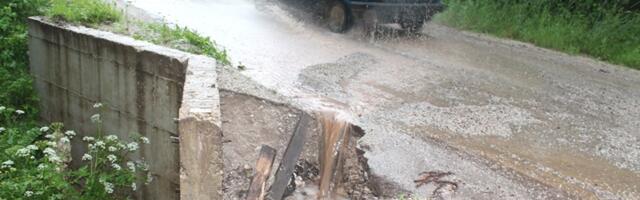 Nevreme ubrzalo širenje odrona i rupe na kolovozu u novovaroškom kraju