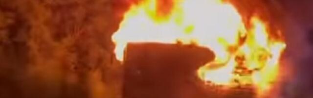 Zapalio se autobus kod Ade: Izgorelo celo vozilo (VIDEO)