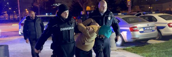 (FOTO) UHAPŠEN RAZBOJNIK U NOVOM PAZARU: Uz pretnju oružjem odneo tri kilograma zlata