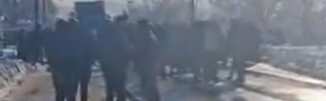 VIDEO: Meštani Malog Zvornika i danas blokirali put jer danima nemaju struje, a neki ni vode