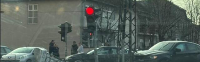 Udes u Šimanovcima: Delovi vozila rasuti po putu (FOTO)