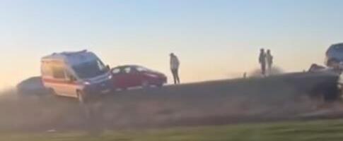 TEŠKA SAOBRAĆAJKA NA ZRENJANINSKOM PUTU: Auto završio u njivi, Hitna pomoć na licu mesta! Čekaju se vatrogasci (VIDEO)