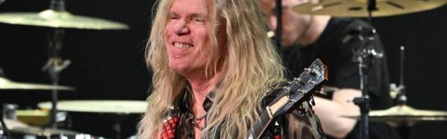 "Daj tu rakiju" - Rok zvezda stigla u Beograd: Odmah otišao na Trg Republike i poslao moćnu poruku (FOTO)