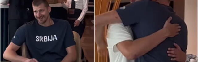 NIKOLA JOKIĆ NA OKUPLJANJU REPREZENTACIJE KAO NAJSREĆNIJI ČOVEK NA SVETU! Somborac izgrlio svakog ko mu je prišao, smejao se, ćaskao...