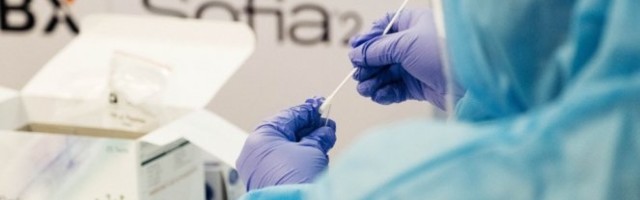 OTKRIVENO 12 PUTNIKA SA LAŽNIM PCR TESTOVIMA! Policija na aerodromu uhatila prevarante!