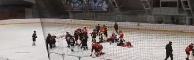 Nezapamćene scene! Brutalno pesničenje hokejaša Zvezda i Partizana! /VIDEO/