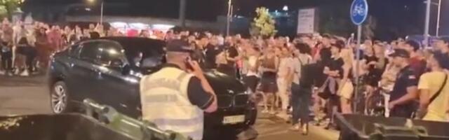 Pokušaj probijanja blokade u NS : Vozač BMW-a se zaleteo u blokadu i oborio biciklistu!