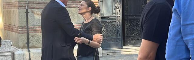 (FOTO) OVO JE 35 GODINE MLAĐA SUPRUGA DEN TANE KOJU JE OŽENIO U 71. GODINI: Biljana u crnini neutešna, porodica se ne odvaja od nje
