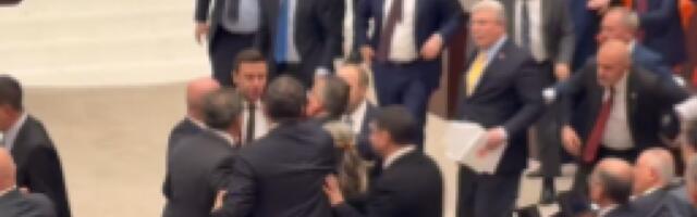 POSLANICI SE MAKLJALI 10 MINUTA Jezive scene snimljene u turskom parlamentu (VIDEO)