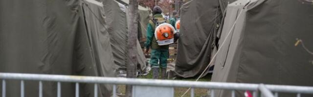 Uklonjen deo šatora iz Pionirskog parka, građanima omogućen manji prolaz