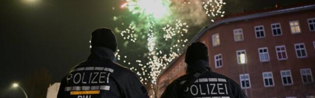 ISPALILI VATROMETE NA POLICIJU! Haos u novogodišnjoj noći, uhapšeno 10 osoba - traga se za još nekoliko!