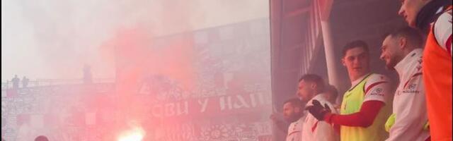 Navijači Zvezde posetili prvi trening tima: Vođa održao govor igračima, a onda su krenule pesma i bakljada /VIDEO/