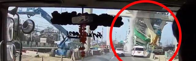 POGLEDAJTE STRAVIČAN SNIMAK PADA KRANA NA AUTO-PUT: Konstrukcija se sručila direktno na vozila koja su prolazila, ostali smrskani, ima i mrtvih! (VIDEO)
