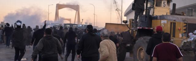 (VIDEO) Sveopšti rat na Bliskom istoku! Počeo udar na ambasade SAD: Besni ljudi razbijaju sve i upadaju, situacija se otima kontroli