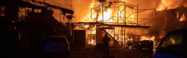 Gorela vozila na Čukarici: Vatrogasci jedva obuzdali buktinju