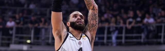 Vašington na štakama došao da podrži saigrače protiv Dubaija (FOTO)