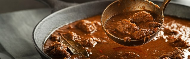 Ukusan ručak za celu porodicu: JUNEĆI GULAŠ koji se topi u ustima (RECEPT)