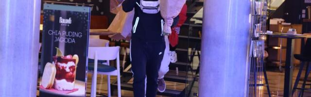 BAKA PRASE UHVAĆEN KAKO NOSI CVEĆE OVOJ POZNATOJ GLUMICI! Od devojke Milene ni traga ni glasa, paparaco ga uhvatio u ovoj radnji (VIDEO)