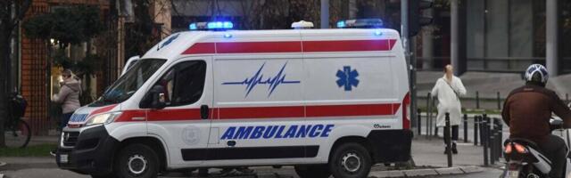 Deo drvene skele pao na prolaznicu u centru Novog Sada