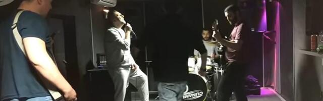 DANAS PO VEČERI ZARADI HILJADE EVRA, A NEKADA PRODAVAO CIGARETE NA ULICI! Pevač otkrio sve o prvoj zaradi: Otac me je pitao da li sam ukrao pare