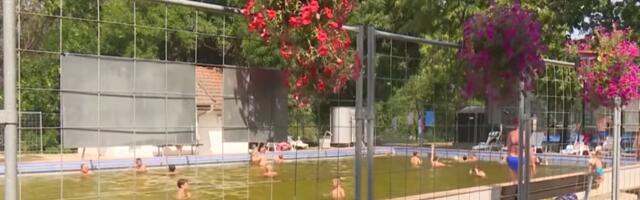 PLAŽA PEŠČANA, SUNCOBRANI I LEŽALJKE BESPLATNI, SVE ZA 260 DINARA DNEVNO! Plus bazeni sa termalnom vodom! Ovo mesto u Srbiji nudi letovanje po hit cenama VIDEO