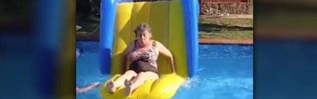 Baka na toboganu sve nasmejala: Trudila se (VIDEO)