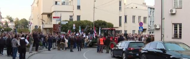 Veliki protest u Loznici: Narod ispred zgrade Skupštine opštine (FOTO)