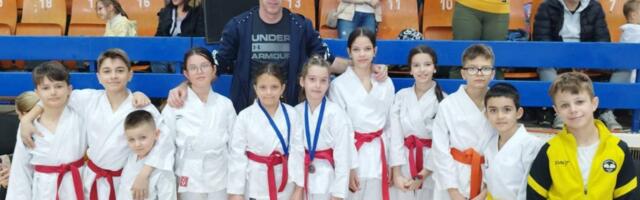 Dvanaest medalja za vranjske karatiste u Leskovcu