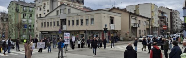 RASPRAVA kod  Uzora  tokom odavanja pošte žrtvama novosadske tragedije (FOTO)