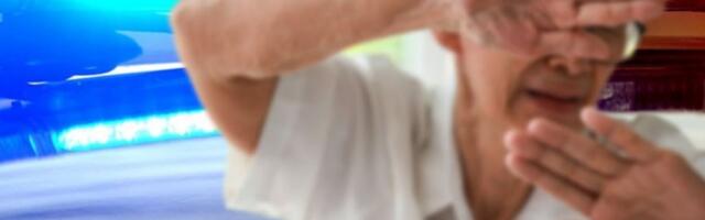 (UZNEMIRUJUĆ SNIMAK) DEMENTNA ŽENA ZVONILA NA INTERFON, ONDA SE POJAVIO MUŠKARAC I POČEO DA JE SPOPADA! Kamere zabeležile jezivo uznemiravanje!