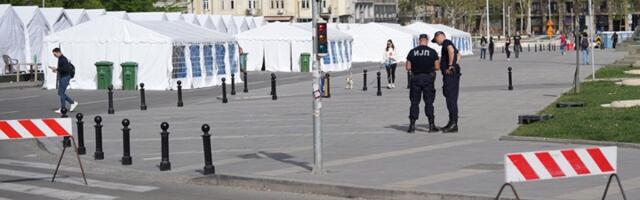 INCIDENT ispred Skuštine: Dva muškarca nasrnula na novinarku Foneta dok je snimala kako lete šatori