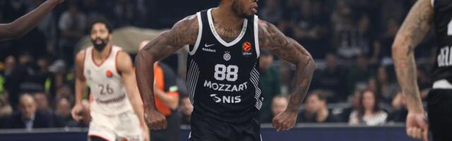 Pogledajte najčudniji momenat u istoriji KK Partizan iz drugog ugla, Tajrik Džons zakucava, a navijači...