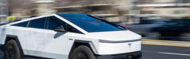 Tesla podržava softver koji pruža mogućnost slanja poruka tokom vožnje