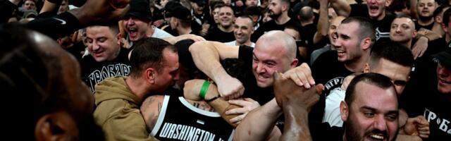 Ovo niste mogli da vidite u prenosu: Pogledajte zajedničko slavlje Partizanovih navijača i igrača nakon velike pobede protiv Crvene zvezde /VIDEO/