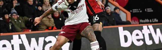 KIŠA GOLOVA, NEVEROVATAN KIKS GOLOVA... MA, BILO JE SVEGA! Pogledajte najzanimljivije momente sa utakmice Bornmut - Arsenal! VIDEO